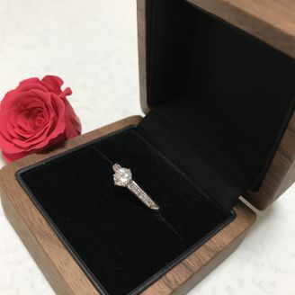 【リューツウ】の口コミ 価格で決めたのが、1番の理由です。
シンプルなデザインと良いダイヤモン...