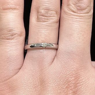 【ラザール ダイヤモンド【取扱店販売】】の口コミ スリーサイドリングという、縦と横の3方向にダイヤが見えるデザインのリン...