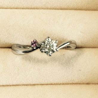 【LUZIR(ルジール)】の口コミ ウェディング雑誌で、前もって婚約指輪のリサーチをして、3店舗ほど回って...