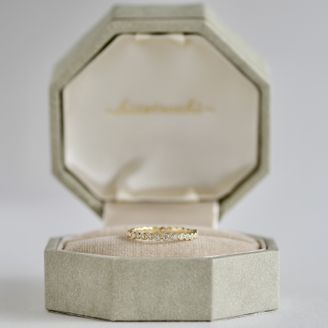 【hitotsuchi(ヒトツチ)】の口コミ 婚約指輪に一粒ダイヤの指輪は定番ですが、あまり普段使いできないなと思い...