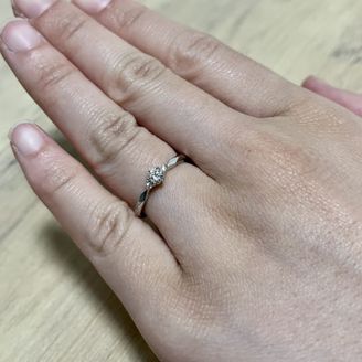 【Flavor(フレーバー)】の口コミ リングに面の加工を細かく入れることによって光の反射がより際立ち、女性ら...