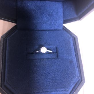 【ROYAL ASSCHER(ロイヤル・アッシャー)】の口コミ 
一番王道のタイプが良かったからです。横から見た時も形が好きなものがよ...