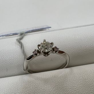 【bijou SOPHIA(ビジュソフィア)】の口コミ シリーズの中では割とシンプルめなデザインを選びました。真ん中のダイヤは...