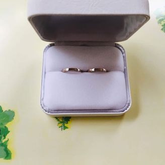 【TAKE-UP(テイクアップ)】の口コミ シルバーにウエーブのかかったピンクゴールドがさりげなく光る指輪です。可...