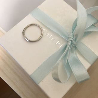 【CAFERING(カフェリング)】の口コミ 「聖夜に流れる星」という名前にぴったりのダイヤが流れるようなデザインが...