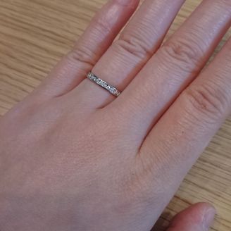 【PILOT BRIDAL(パイロットブライダル)】の口コミ シンプルだけどダイヤが大きく見えるようなデザインと、裏側が滑らかに加工...