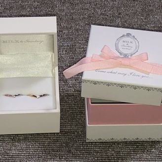 【MILK&Strawberry(ミルクアンドストロベリー)】の口コミ 手が小さく指が短いので、細身のデザインにしようと決めていました。いろい...