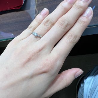 【俄(にわか)】の口コミ デザインがすごく気に入りました。ダイアモンドの輝きが凄かったです。デザ...