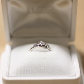 【LUZIR(ルジール)】の口コミ リーズナブルなのに高品質なダイヤモンドと上品なデザインが決め手です。
...