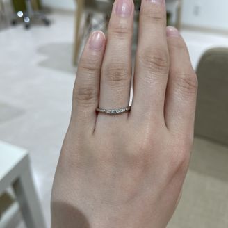 【AFFLUX(アフラックス)】の口コミ 婚約指輪と重ねて使いたくって、リングにひねりが入って合うものを探してい...