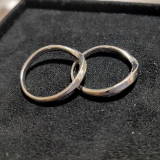 【GISELLE(ジゼル)】の口コミ シンプルで肌になじむ曲線のデザインが気に入り、この指輪に決めました。普...