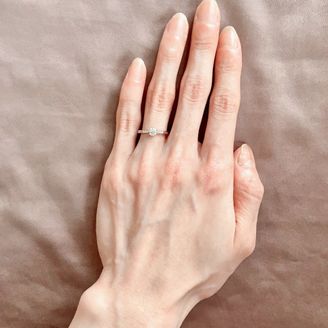 【CHARMY(チャーミー)】の口コミ ソリティアとメレで悩んでいて、その両方の良いとこどりのデザインだったた...