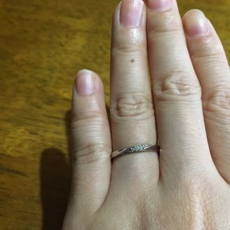 【Tis(ティス)】の口コミ 細身、なおかつ少し丸みを帯びていて、真ん中に石が入ったタイプを探してい...