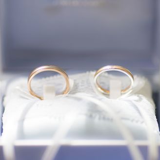 【ジュエリークラフトYAMAJI】の口コミ 指輪をいろいろ試着してみると、私はシルバーが肌に合い、奥さんはピンクゴ...