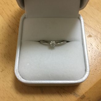 【Oath(オアス)】の口コミ デザインが良くまた持った時にダイヤの輝きが尊重される指輪だった為です。...