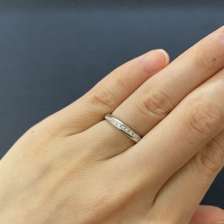 【ROYAL ASSCHER(ロイヤル・アッシャー)】の口コミ 斜めにメレダイヤが側面までついており、どの方向からでもダイヤモンドがキ...