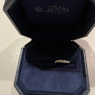 【ROYAL ASSCHER(ロイヤル・アッシャー)】の口コミ デザインとダイヤモンドの輝きが決め手になりました！
色白で指の太さがき...