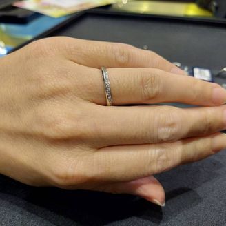 【ROYAL ASSCHER(ロイヤル・アッシャー)】の口コミ ダイヤの輝きが綺麗で、デザインもすっきりしていてとてもオシャレでした。...