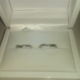 【SommJewelry(ソムジュエリー)】の口コミ かざすと見えるハート型！
V 字は少し難しかったけど、やっぱりこの形に...