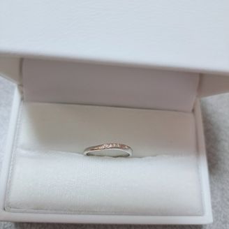 【サマンサティアラブライダル(Samantha Tiara Bridal)】の口コミ 色々な店舗を見て、デザイン・価格で決めました。メンズは斜めにねじれてい...