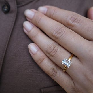 【DIALLURE(ディアリュール)】の口コミ シンプルでモダンなデザインが好きで、婚約指輪を探す前からずっとエメラル...