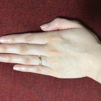 【THE KISS(ザ・キッス)】の口コミ デザインはリングの真ん中にダイヤが埋め込まれているシンプルなデザイン、...