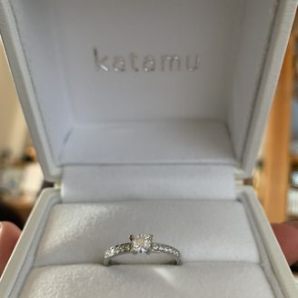 【Katamu(カタム)】の口コミ 欲しいデザインは決まっていてハーフエタニティにセンターストーンが欲しい...