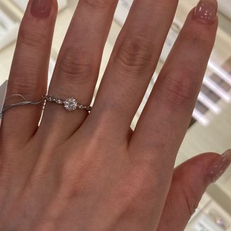 【CHARMY(チャーミー)】の口コミ あまり見ないタイプのデザインに惹かれました。
私の指にはパヴェタイプの...