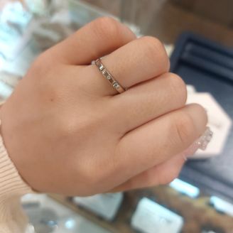 【Honey Bride(ハニーブライド)】の口コミ 他ではなかなか見ないデザインで最後まで候補に残っていました。色もシャン...