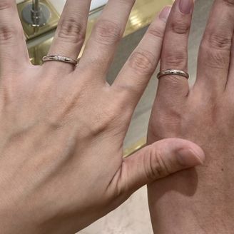 【AHKAH(アーカー)】の口コミ シンプルで3石のダイアモンドが一列に並んでいるデザインの指輪を探してい...