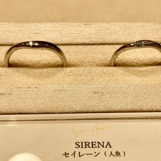 【Sirena Azzurro(セイレーン アズーロ)】の口コミ 指輪デザイン…ウェーブがかったリングは結構みますが、ブルーダイヤが入っ...