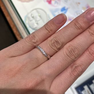 【ミルフローラ(Milluflora)】の口コミ ウェーブがかかって、メレダイヤが入ったものです。
細身でとても可愛く、...