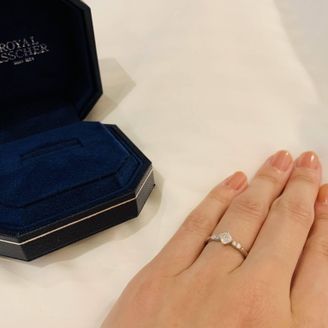 【ROYAL ASSCHER(ロイヤル・アッシャー)】の口コミ ヨーロピアンカットの白い輝き、他と被らないデザインに惹かれました。特に...
