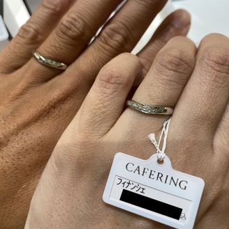 【CAFERING(カフェリング)】の口コミ V字のデザインが指をキレイに見せてくれて気に入りました✨
ダイヤがV字...