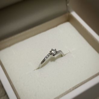 【サマンサティアラブライダル(Samantha Tiara Bridal)】の口コミ とにかくデザインに惹かれました。真ん中のダイヤの大きさや輝き、両サイド...