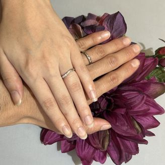 【COLANY(コラニー)】の口コミ デザインがとってもよく奥さんも一目見た時から指輪に惚れておりその姿をみ...