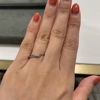 【MAGNOLIA WHITE JEWELRY(マグノリアホワイトジュエリー)】の口コミ Vラインで指を細く見せてくれます。ダイヤモンドの部分が少し立体感があり...
