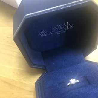【ROYAL ASSCHER(ロイヤル・アッシャー)】の口コミ 細めのリングで上品なデザインが気に入りました。ダイヤモンドの品質にもこ...