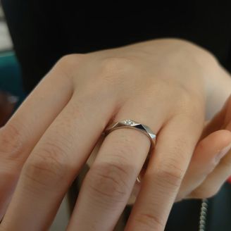 【ブシュロン(BOUCHERON)】の口コミ これまでジュエリーブランドにあまり興味がなく、指が長く見えるデザインな...