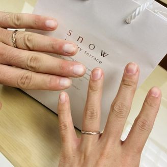 【snow(スノウ)】の口コミ 同じデザインの指輪でも、金属部分は光沢のある質感やマッド加工などが選択...