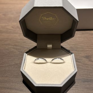 【Shelby Aki(シェルビーアキ)】の口コミ 指輪探しの前提として、プラチナで鍛造は譲れない条件でした。その中でこち...