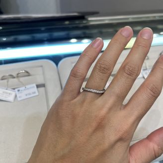 【WATANABE / 卸商社直営　渡辺】の口コミ ハーフエタニティの様な感じで見えている部分がほぼダイヤで囲われてます！...