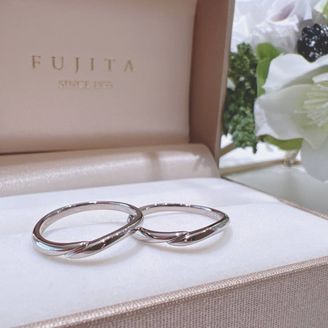 【BELETHE(ベルテ)】の口コミ はじめは2人でシンプルで細めのデザインの指輪を
探していてこの指輪を見...