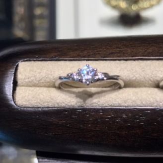 【COLANY(コラニー)】の口コミ 中央のダイヤモンドの両脇にサイドストーンがついているデザインを探してい...