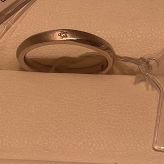 【Wish upon a star(ウィッシュアポンアスター)】の口コミ お花のような形の石の埋め込み方が可愛らしいと思い試着してみました。
指...