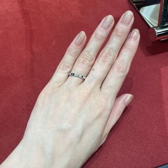 【ショパール(Chopard)】の口コミ アイスキューブを試着しました。
結婚指輪としては少し捻ったコンテンポラ...
