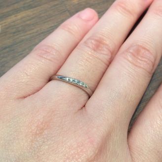 【A DEUX(アドゥー)】の口コミ 軽めのウェーブがかかっており、
その中にダイヤが5石入っています。
見...