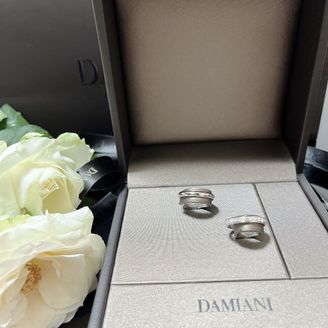 【DAMIANI(ダミアーニ)】の口コミ 普段アクセサリーをもつけない私たちですが、
リングを試着した瞬間に着け...