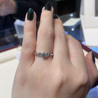 【モニッケンダム(MONNICKENDAM)】の口コミ とてもシンプルなデザインですが、アンティークっぽさもありかわいいです。...