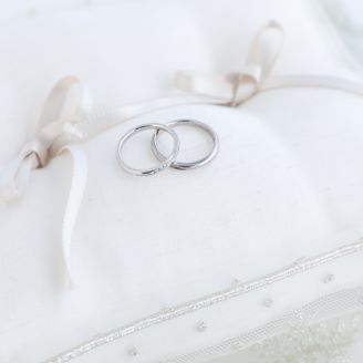 【山陰と旅する指輪】の口コミ シンプルなデザインで、ストーンが斜めに入っていて一目見てこういうデザイ...